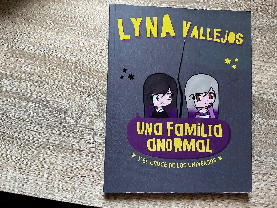 Una familia anormal y el cruce de los universos — Lyna Vallejos, libro usado (foto 1 de 3)