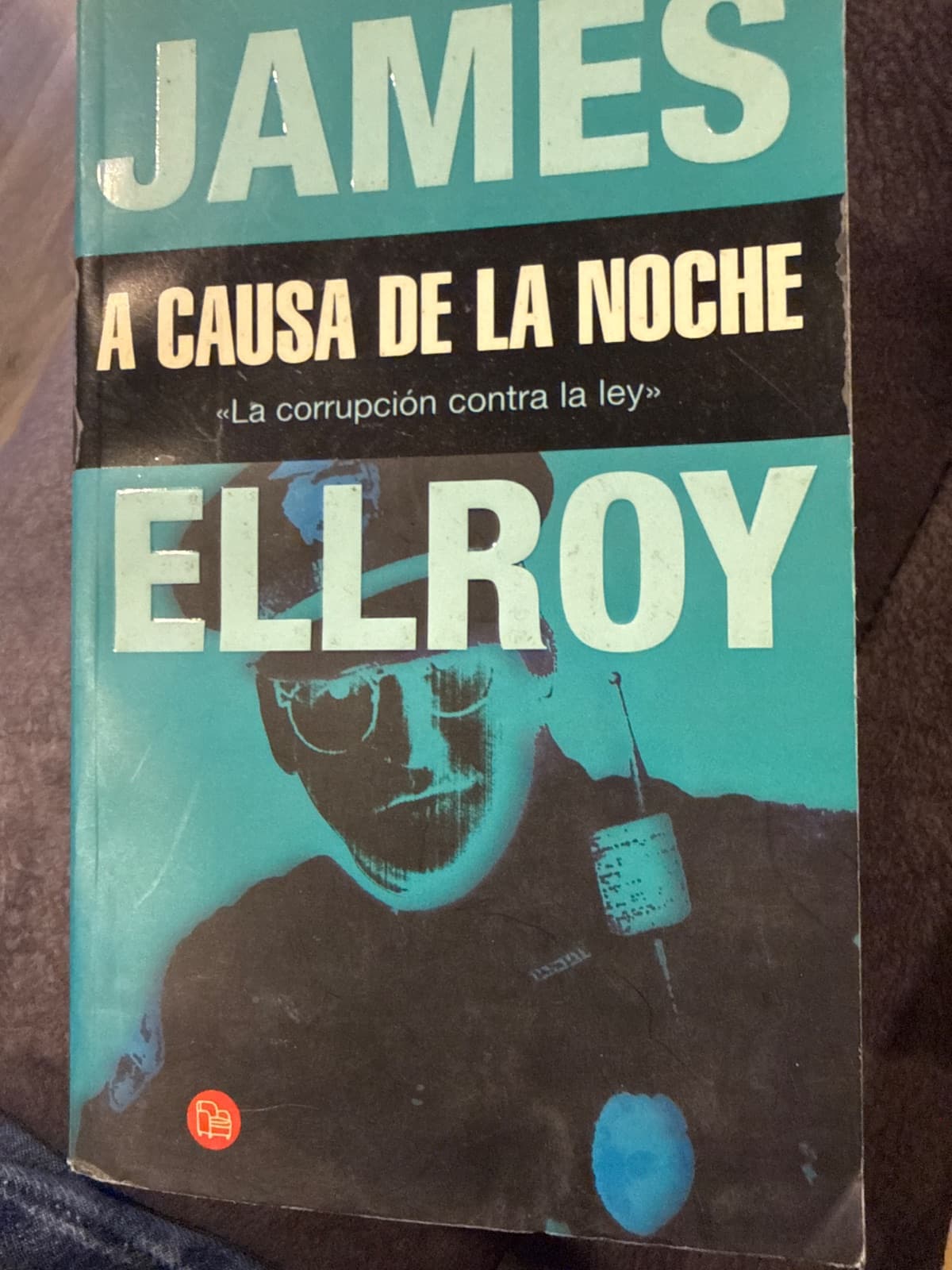 A causa de la noche — James Ellroy, libro usado