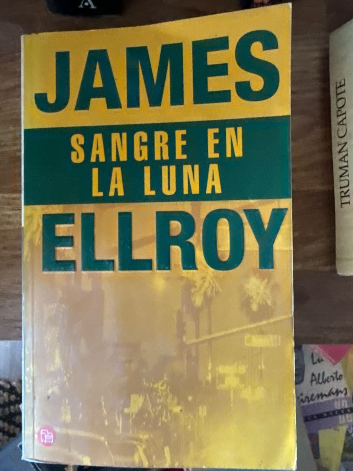 Sangre en la luna — James Ellroy, libro usado