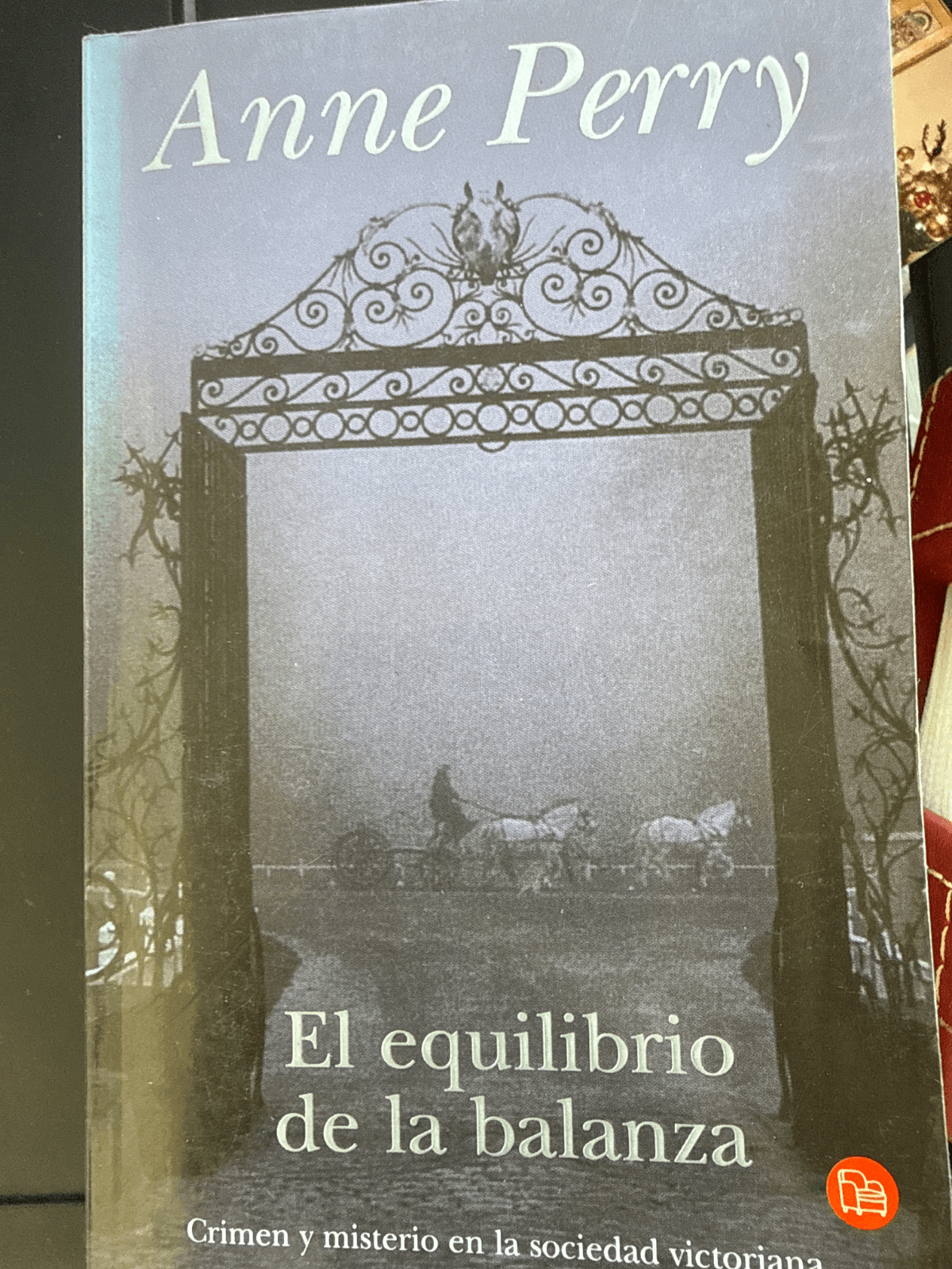El equilibrio de la balanza — Anne Perry, libro usado