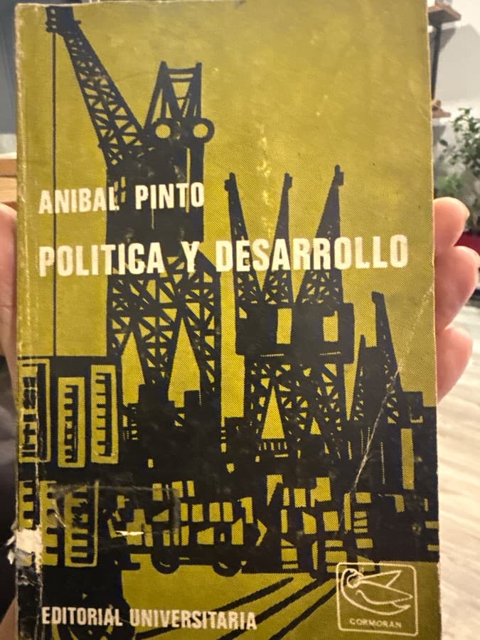 Política y Desarrollo — Aníbal Pinto Santa Cruz, libro usado