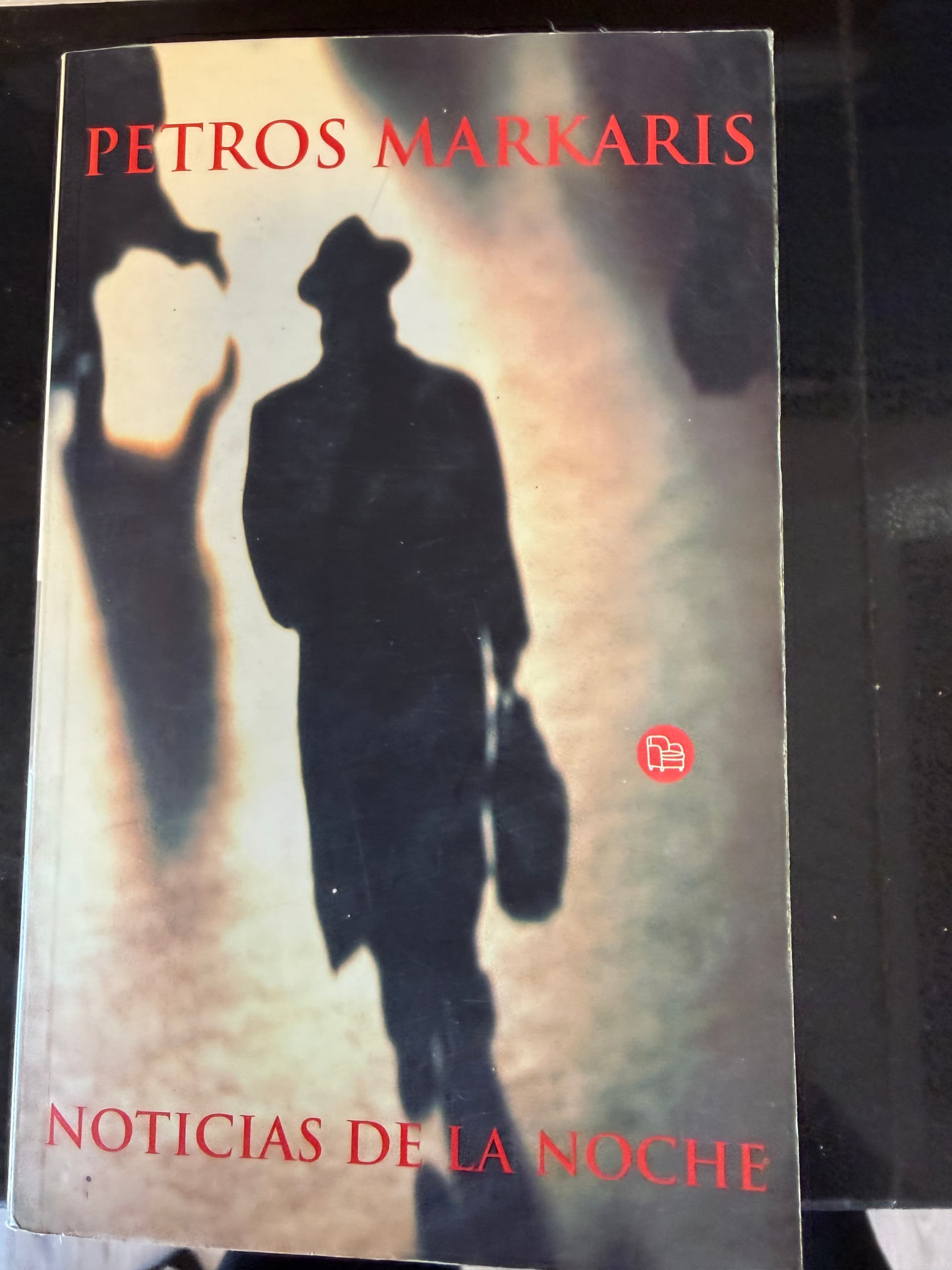 Noticias de la noche — Petros Márkaris, libro usado (foto 1 de 2)