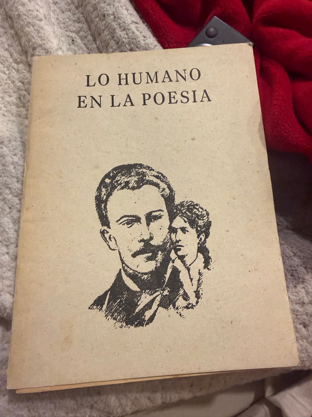 Lo humano en la poesía — Pablo de Rokha, libro usado (foto 1 de 4)