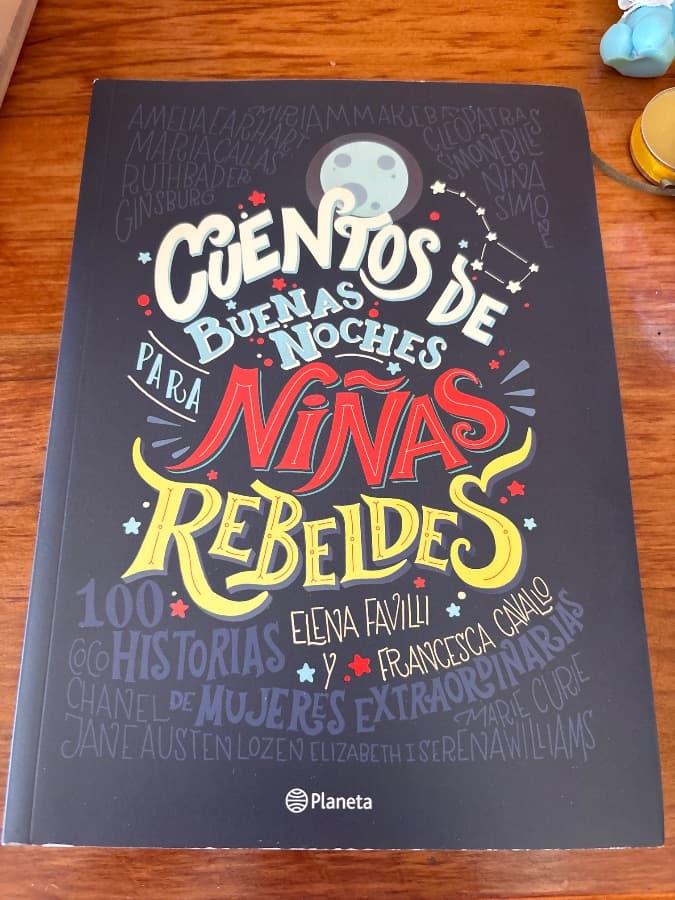 Cuentos de Buenas Noches para Niñas Rebeldes — Elena Favilli y Francesca Cavallo, libro usado