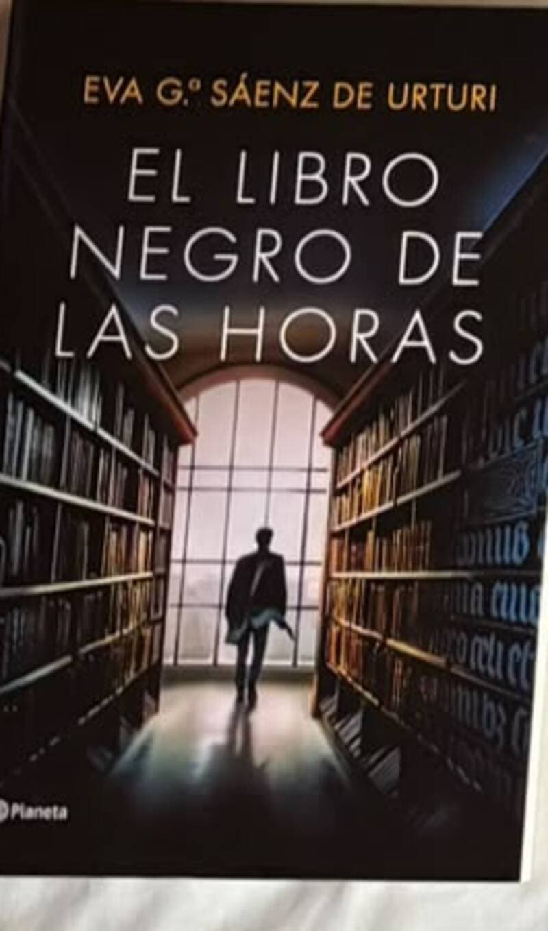 El libro negro de las horas — Eva García Sáenz de Urturi, libro usado