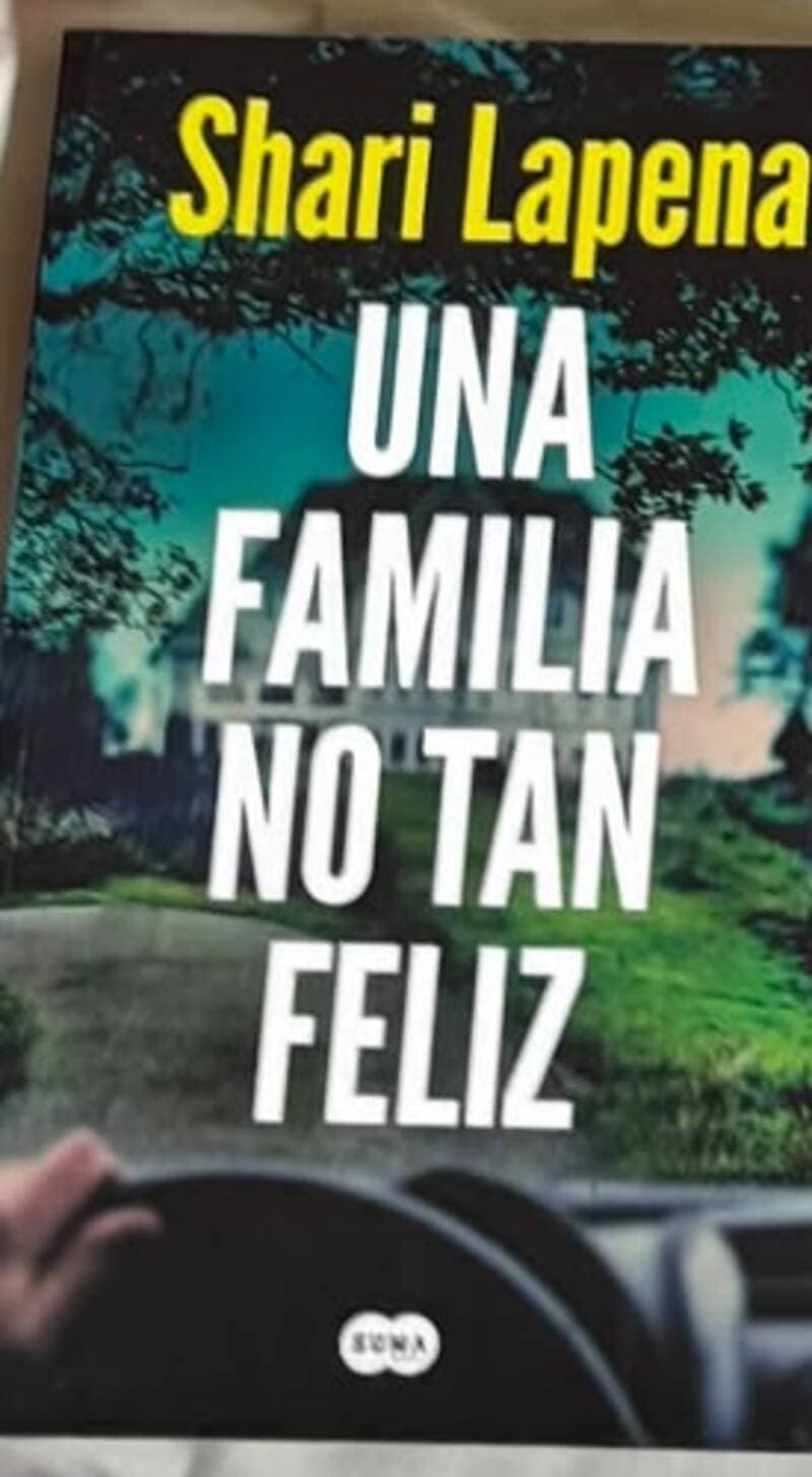 Una familia no tan feliz — Shari Lapena, libro usado