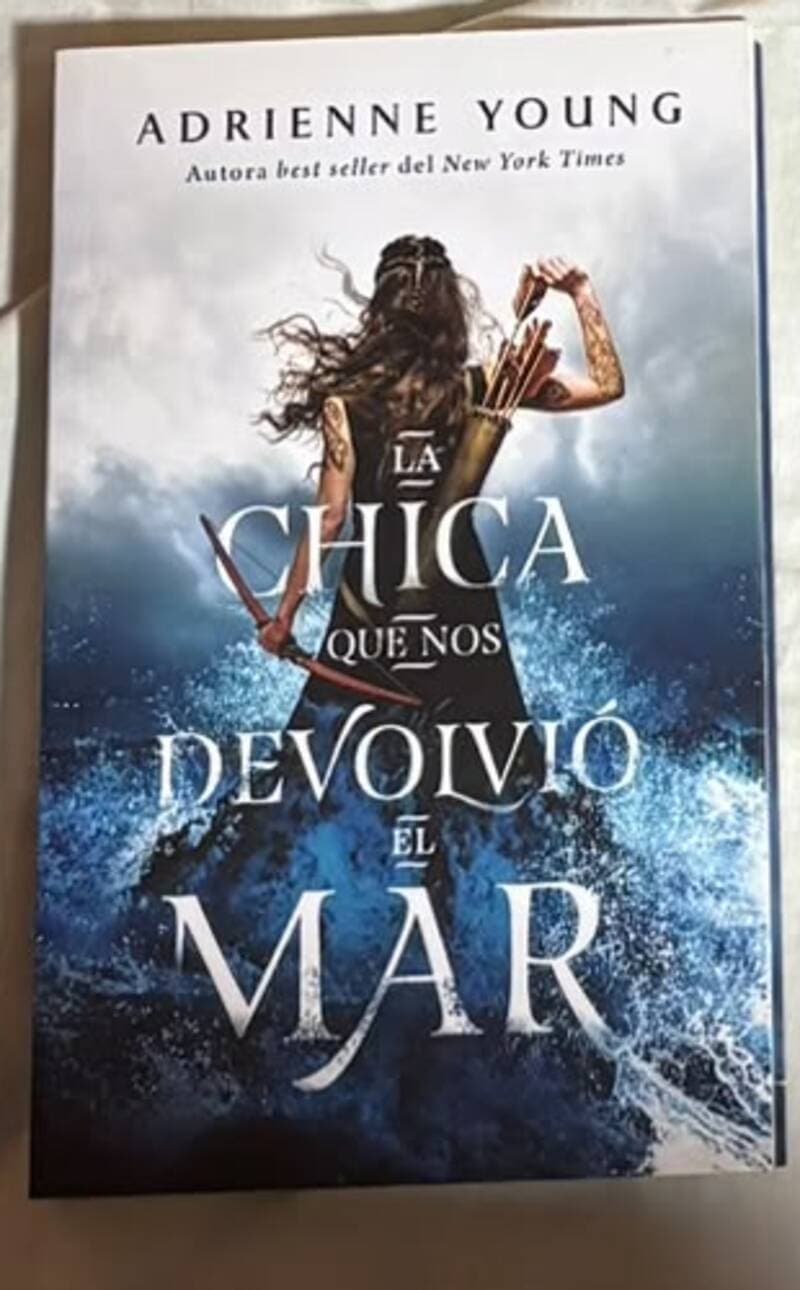 La chica que nos devolvió el mar — Adrienne Young, libro usado