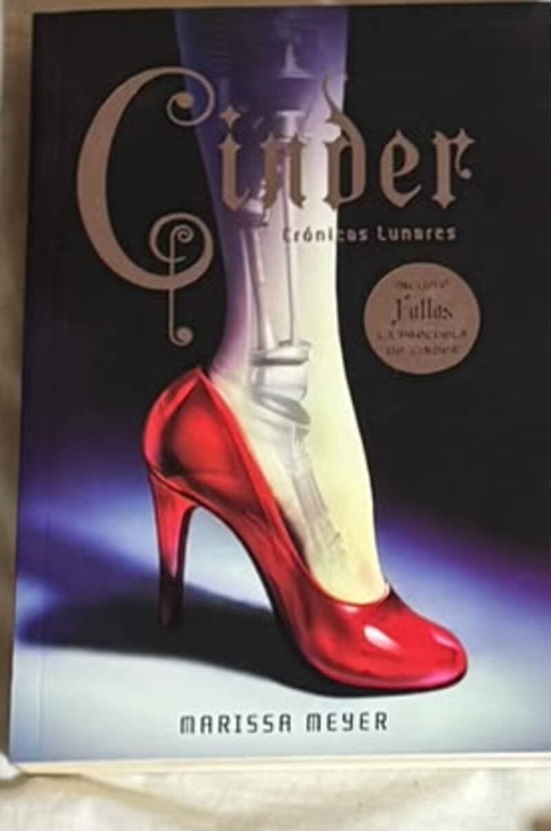 Cinder (Crónicas Lunares) — Marissa Meyer, libro usado