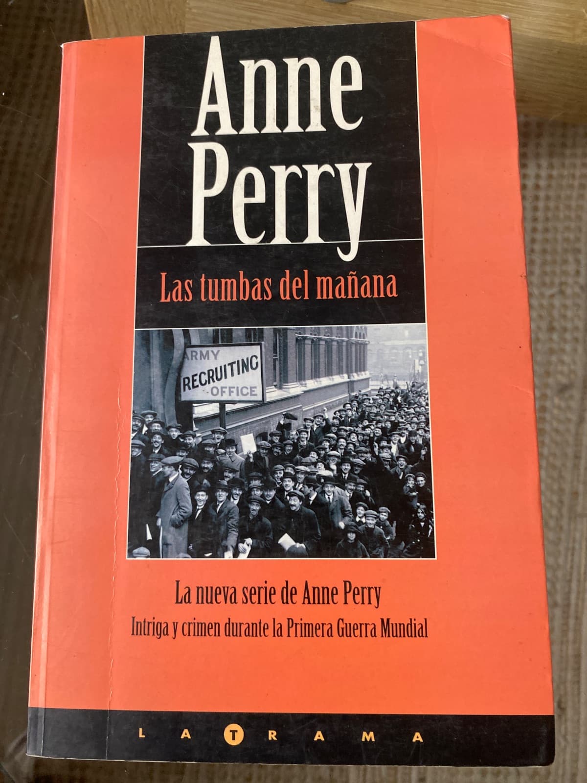 Las Tumbas Del Mañana / No Graves as yet (Latrama) — Anne Perry, libro usado