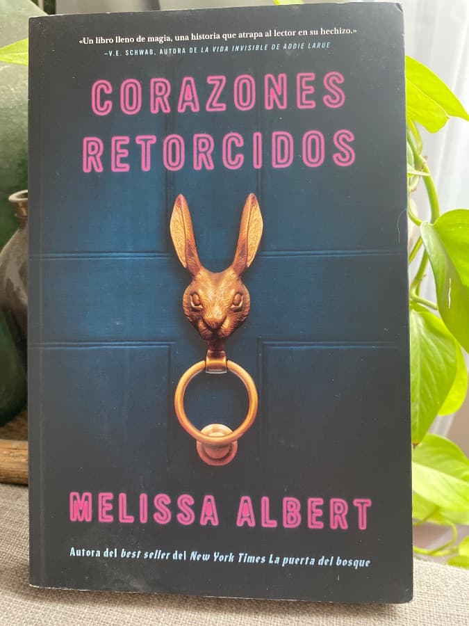 Corazones Retorcidos — Melissa Albert, libro usado (foto 1 de 2)
