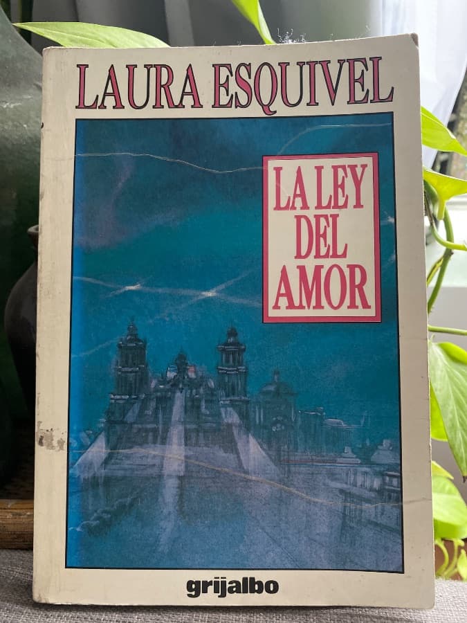 La Ley del Amor — Laura Esquivel, libro usado (foto 1 de 4)