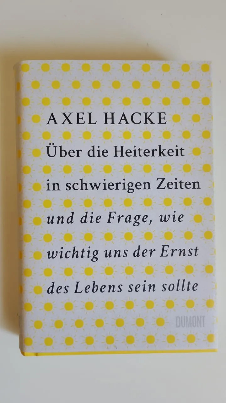 Über die Heiterkeit in schwierigen Zeiten und die Frage, wie wichtig uns der Ernst des Lebens sein sollte — Axel Hacke, libro usado (foto 1 de 2)