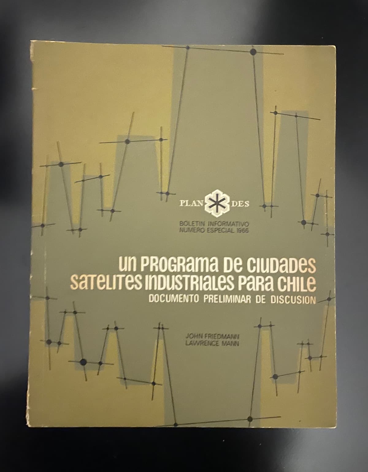 Un Programa de Ciudades Satélites Industriales para Chile: Documento Preliminar de Discusión — John Friedmann y Lawrence Mann, libro usado