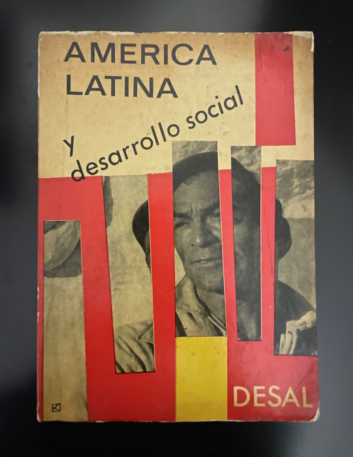 América Latina y desarrollo social — DESAL (Centro para el Desarrollo Económico y Social de América Latina), libro usado