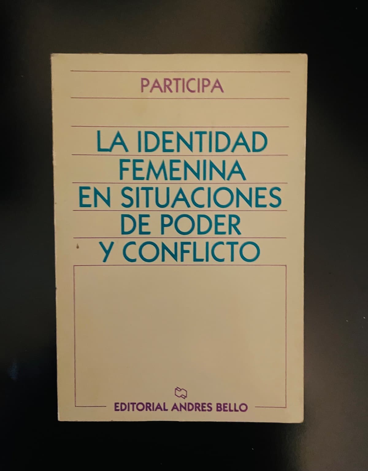 La identidad femenina en situaciones de poder y conflicto — Participa (organización/colectivo autoral), libro usado