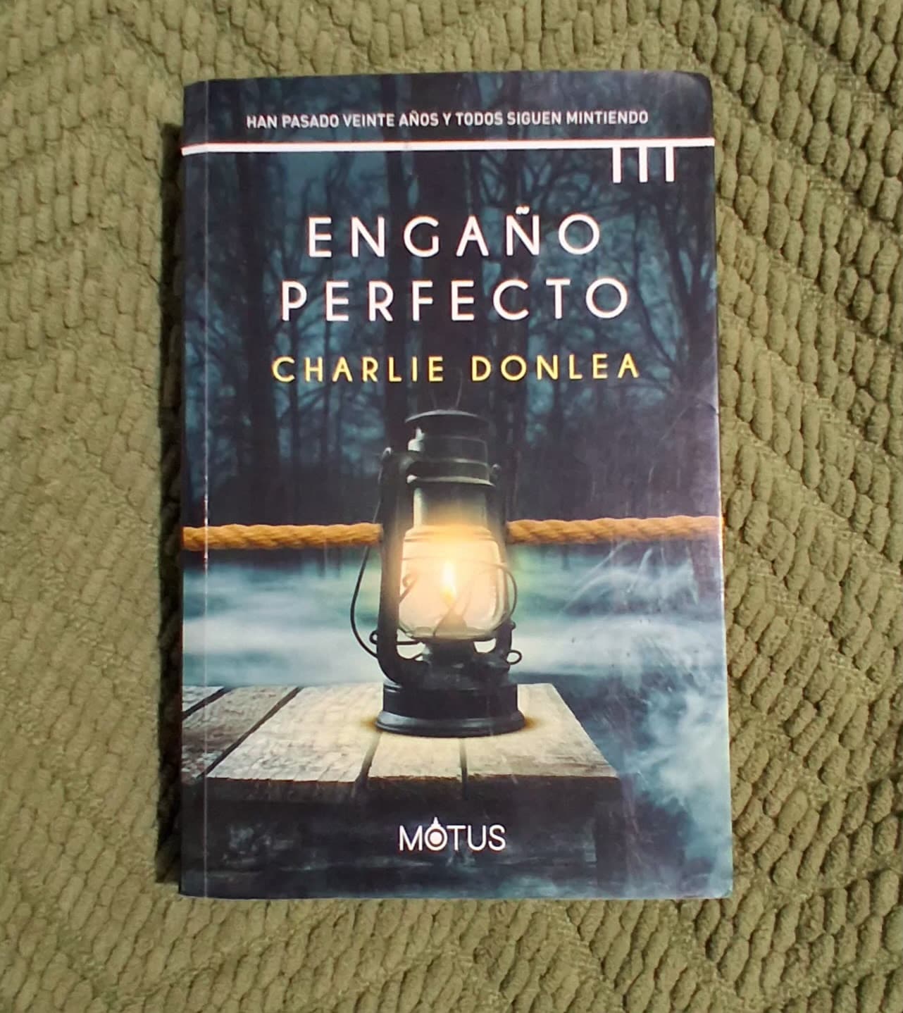 Engaño Perfecto — Charlie Donlea, libro usado (foto 1 de 4)