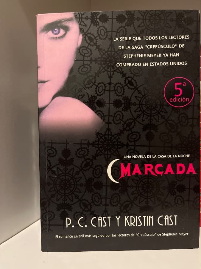 Marcada: Una Novela de la Casa de la Noche — P. C. Cast y Kristin Cast, libro usado