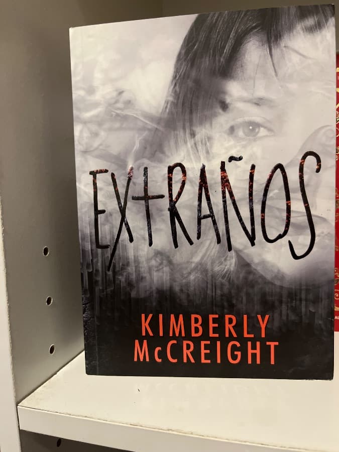 Extraños — Kimberly McCreight, libro usado