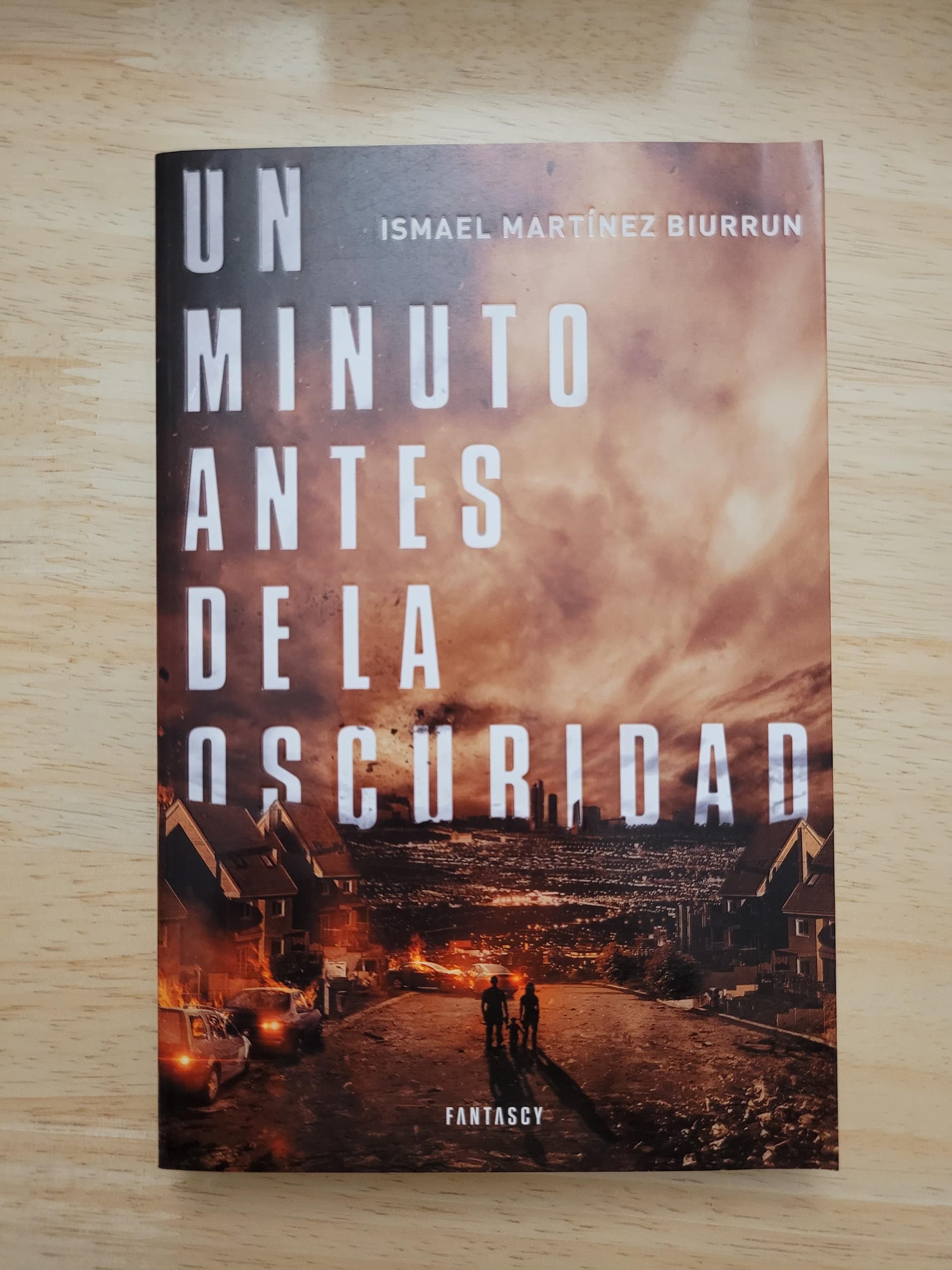 Un minuto antes de la oscuridad — Ismael Martínez Biurrun, libro usado