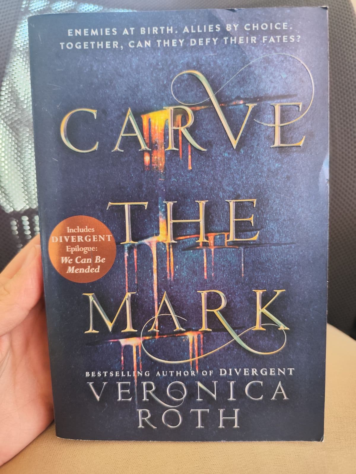 Carve the Mark — Veronica Roth, libro usado