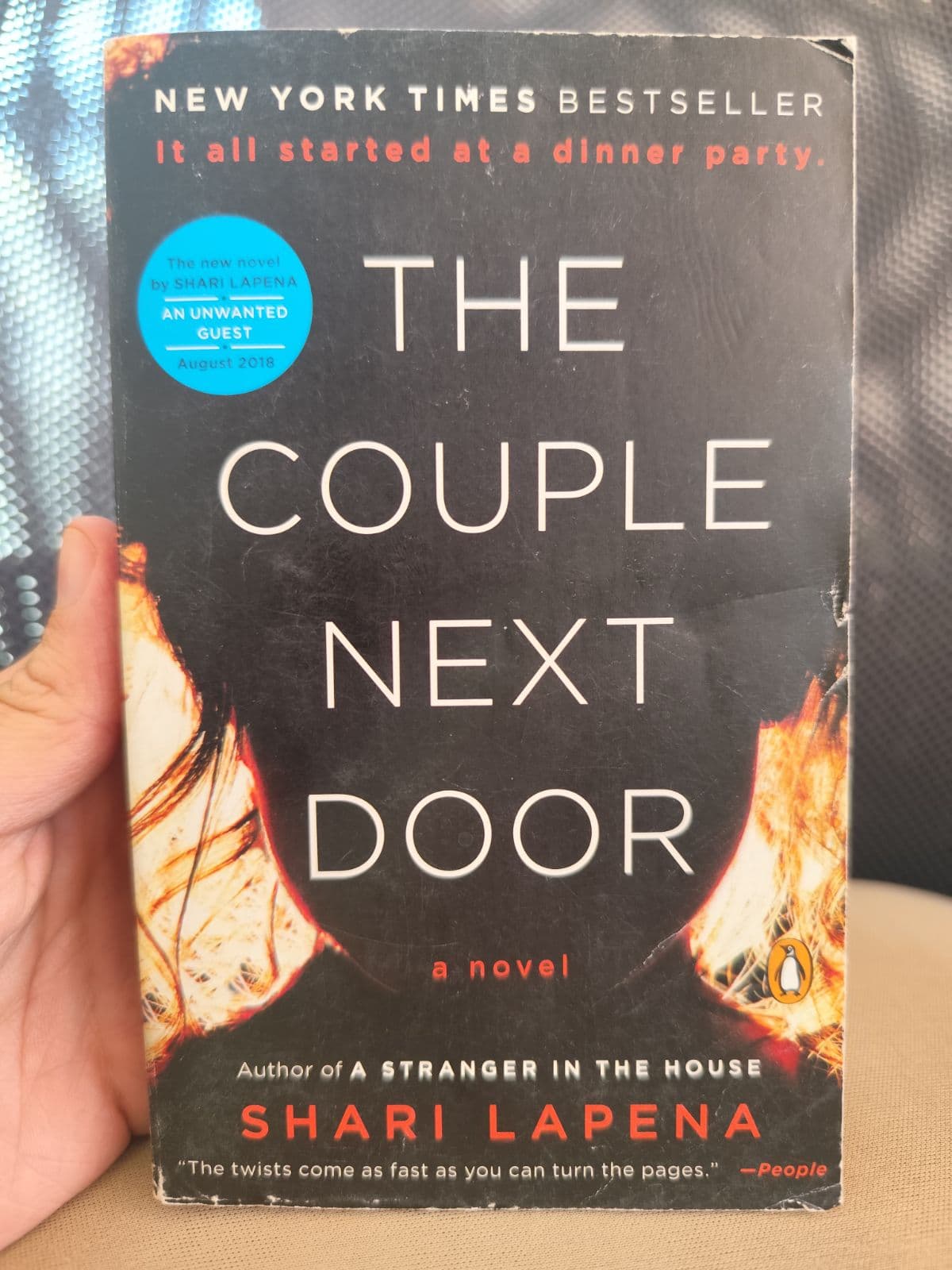 The Couple Next Door — Shari Lapena, libro usado