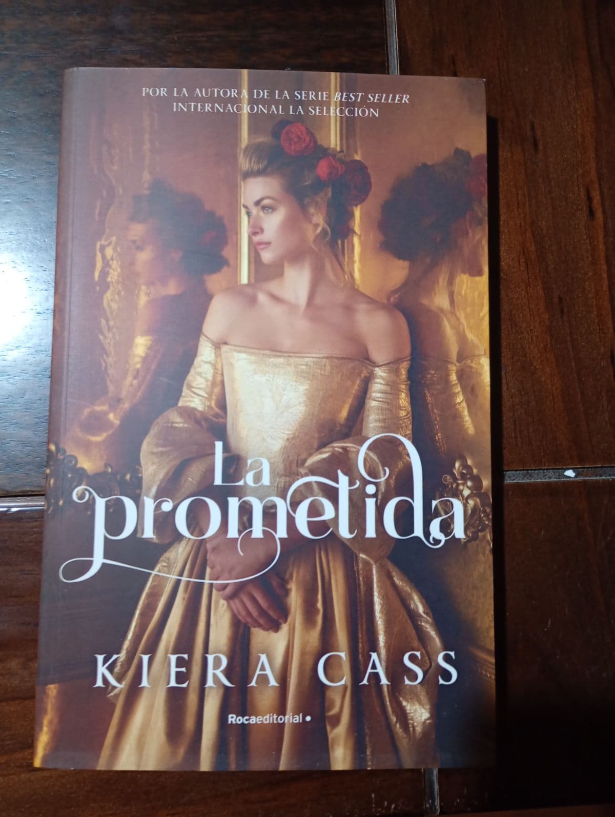 La prometida — Kiera Cass, libro usado (foto 1 de 3)
