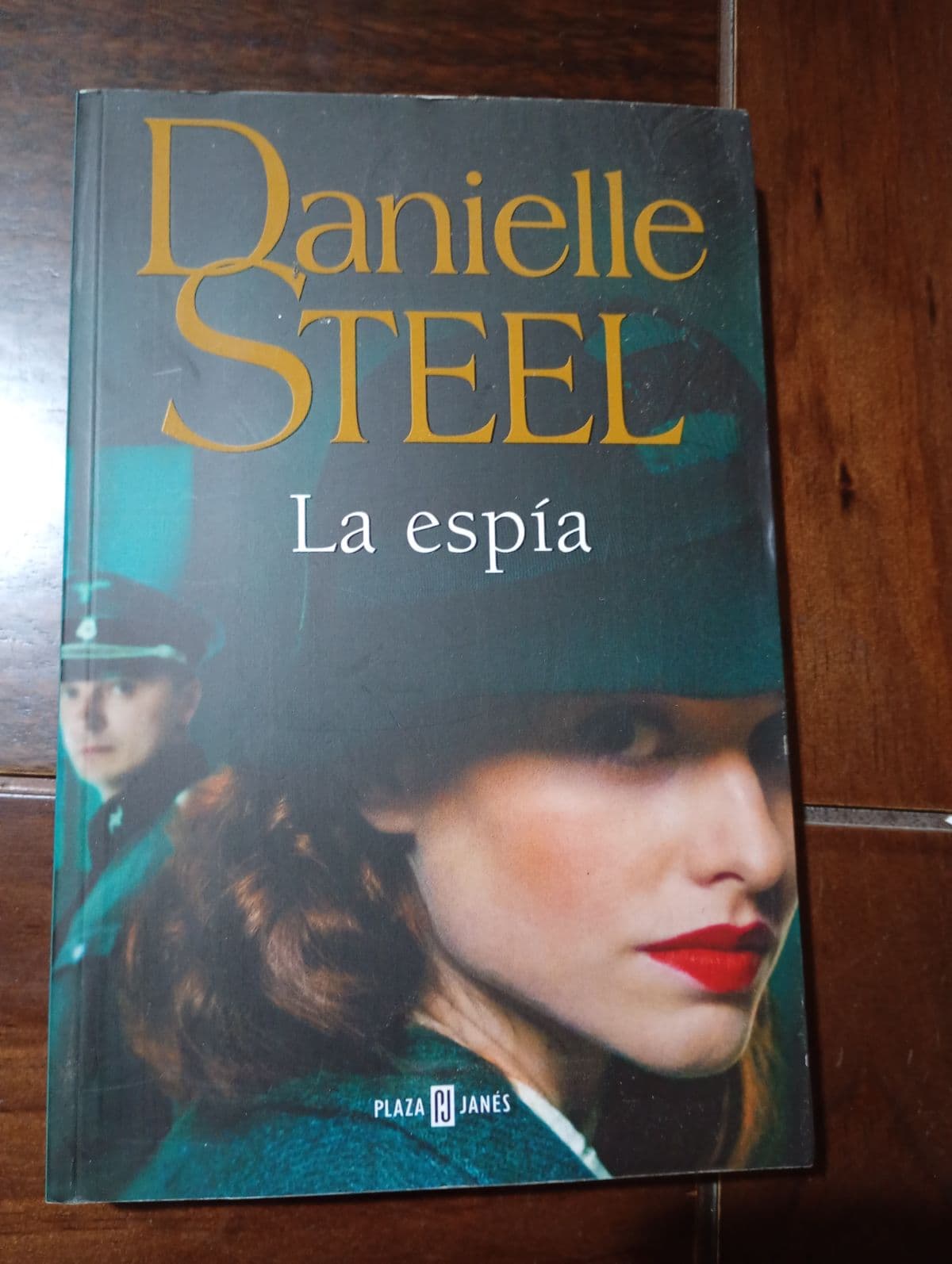 La espía — Danielle Steel, libro usado (foto 1 de 4)