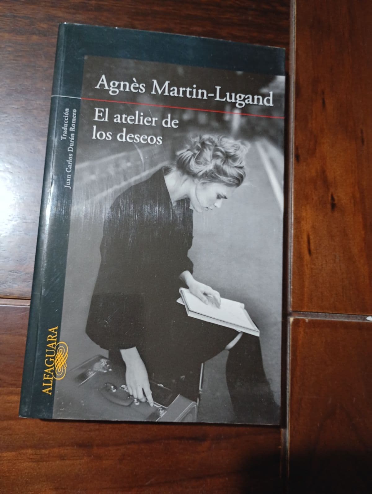 El atelier de los deseos — Agnes Martin-Lugand, libro usado (foto 1 de 4)