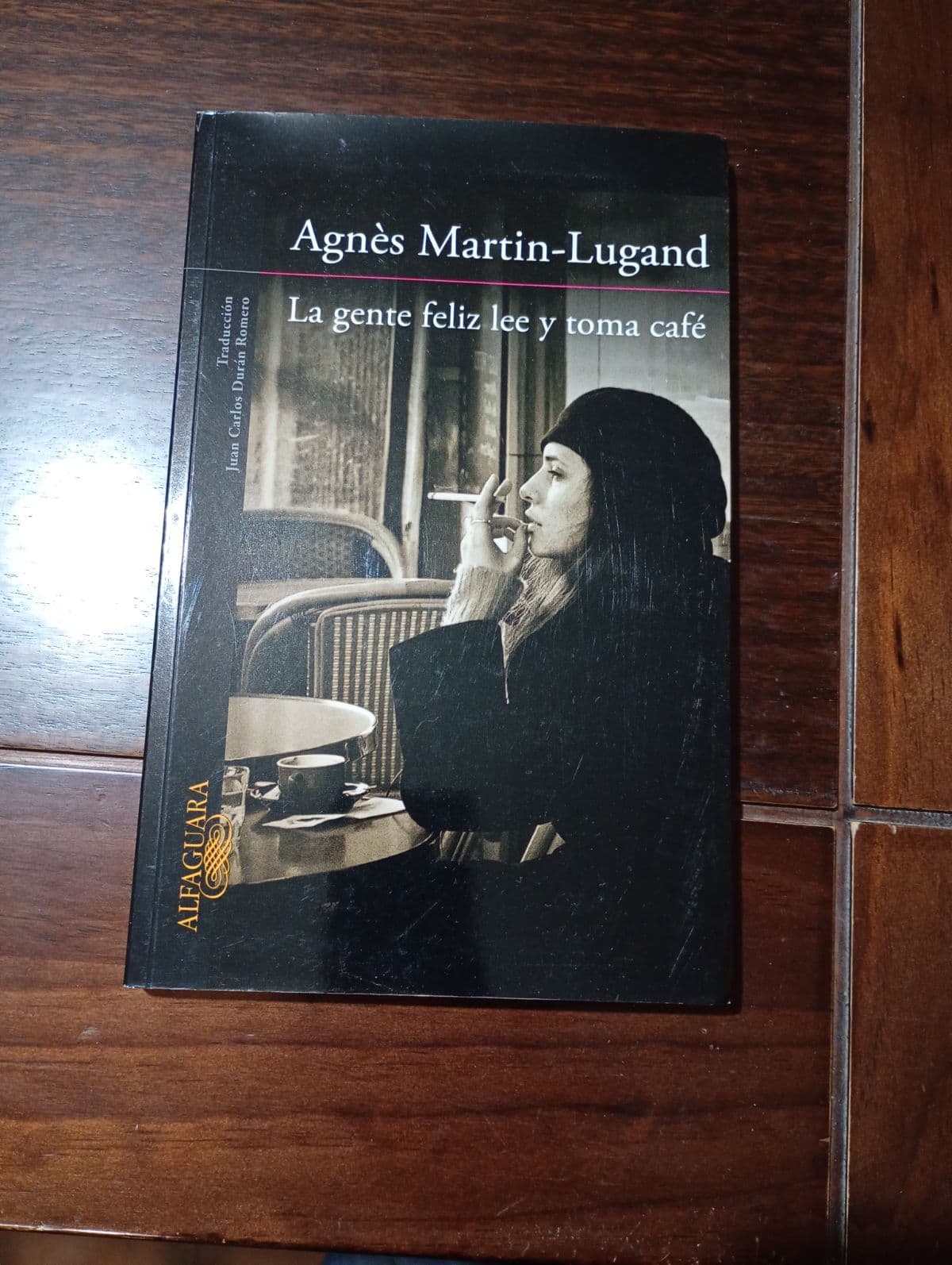 La gente feliz lee y toma café — Agnès Martin-Lugand, libro usado