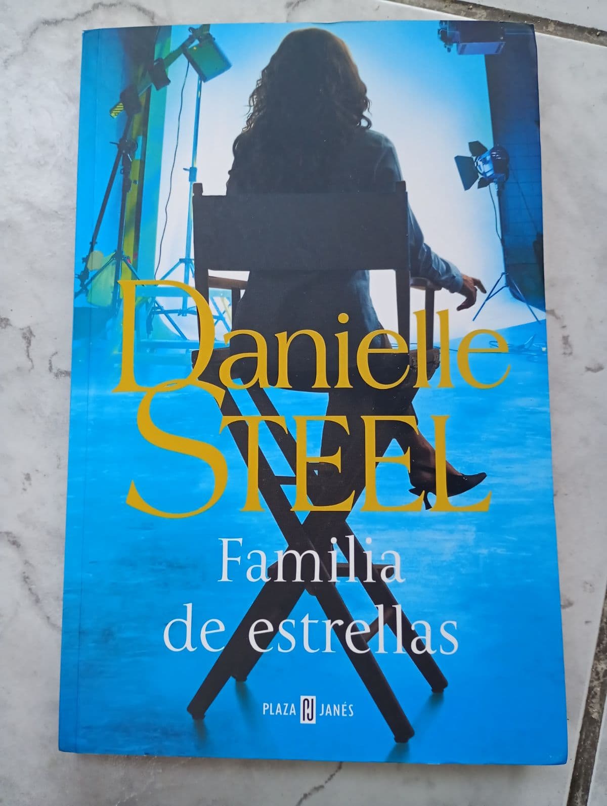 Familia de estrellas — Danielle Steel, libro usado (foto 1 de 4)