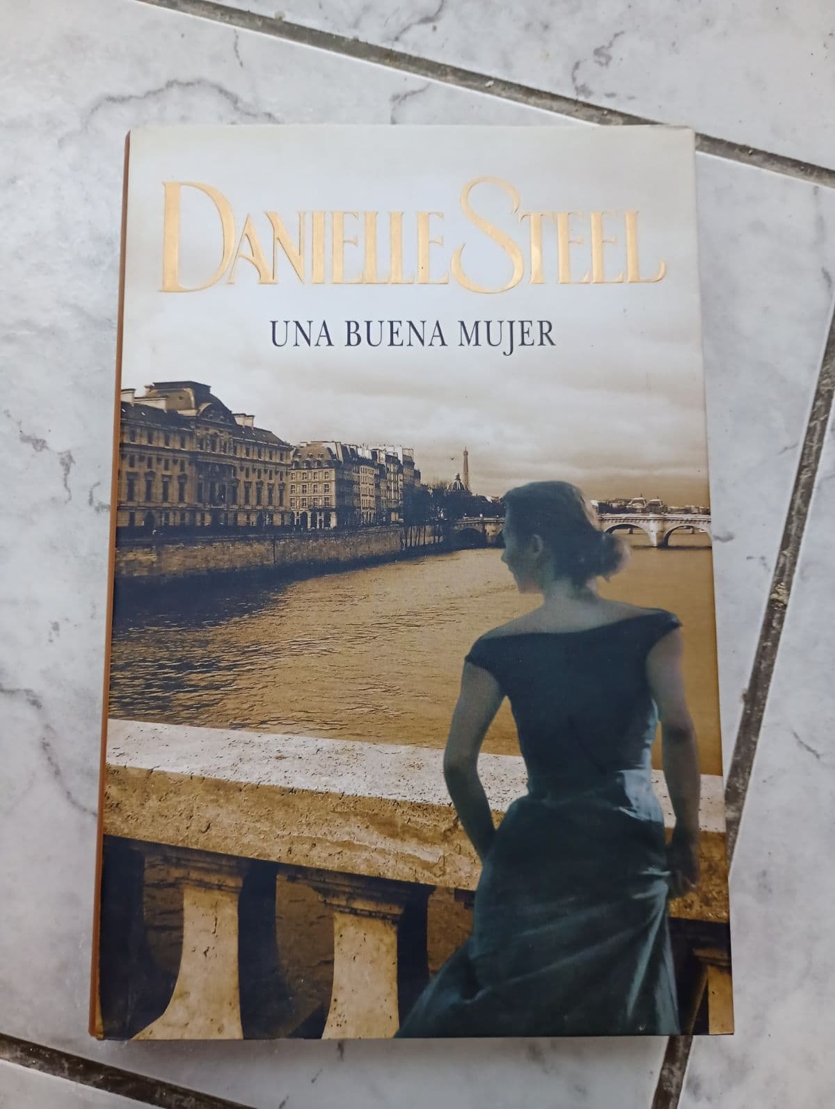 Una buena mujer — Danielle Steel, libro usado (foto 1 de 4)