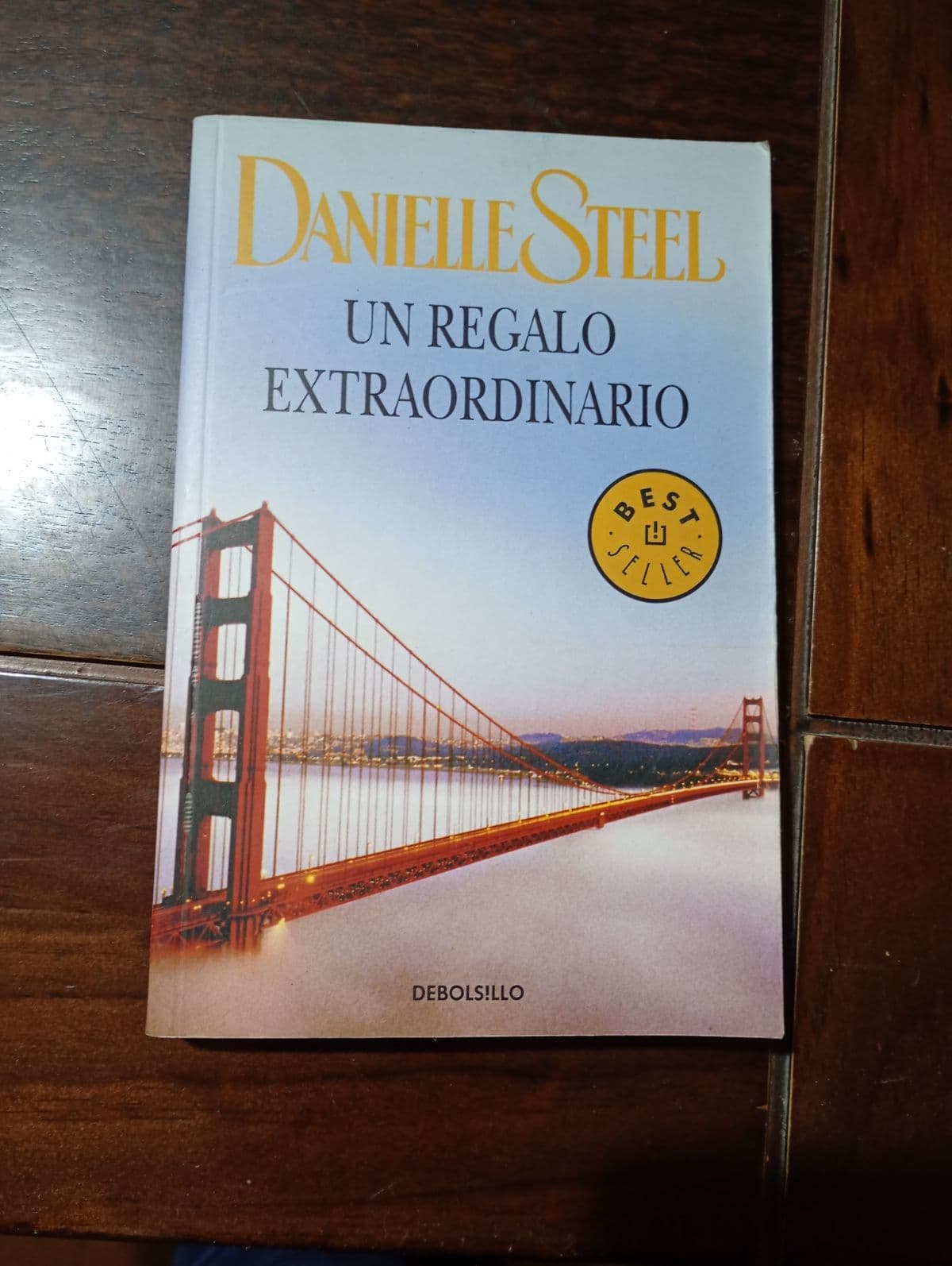 UN REGALO EXTRAORDINARIO — Danielle Steel, libro usado (foto 1 de 3)