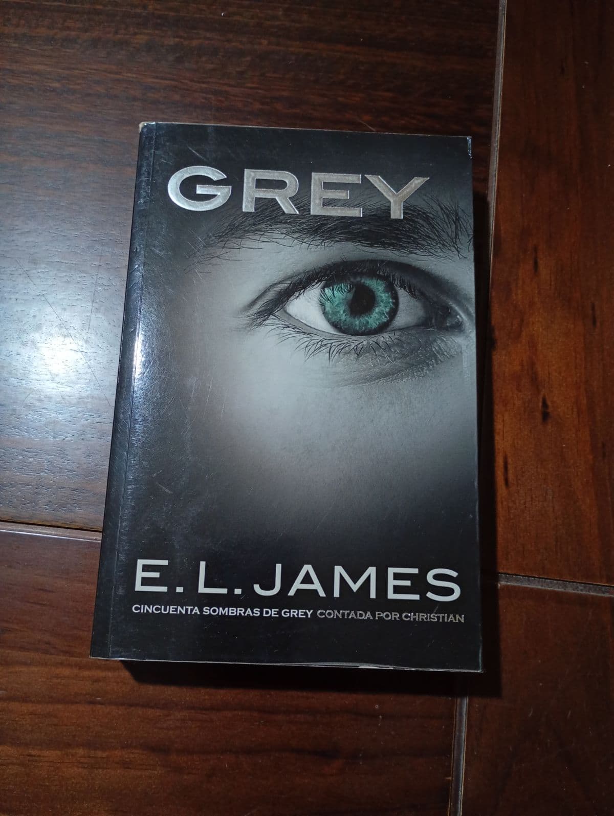 Grey: Cincuenta sombras de Grey contada por Christian — E. L. James, libro usado