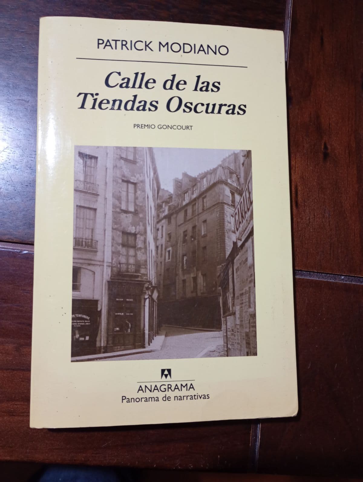 Calle de las Tiendas Oscuras — Patrick Modiano, libro usado (foto 1 de 4)