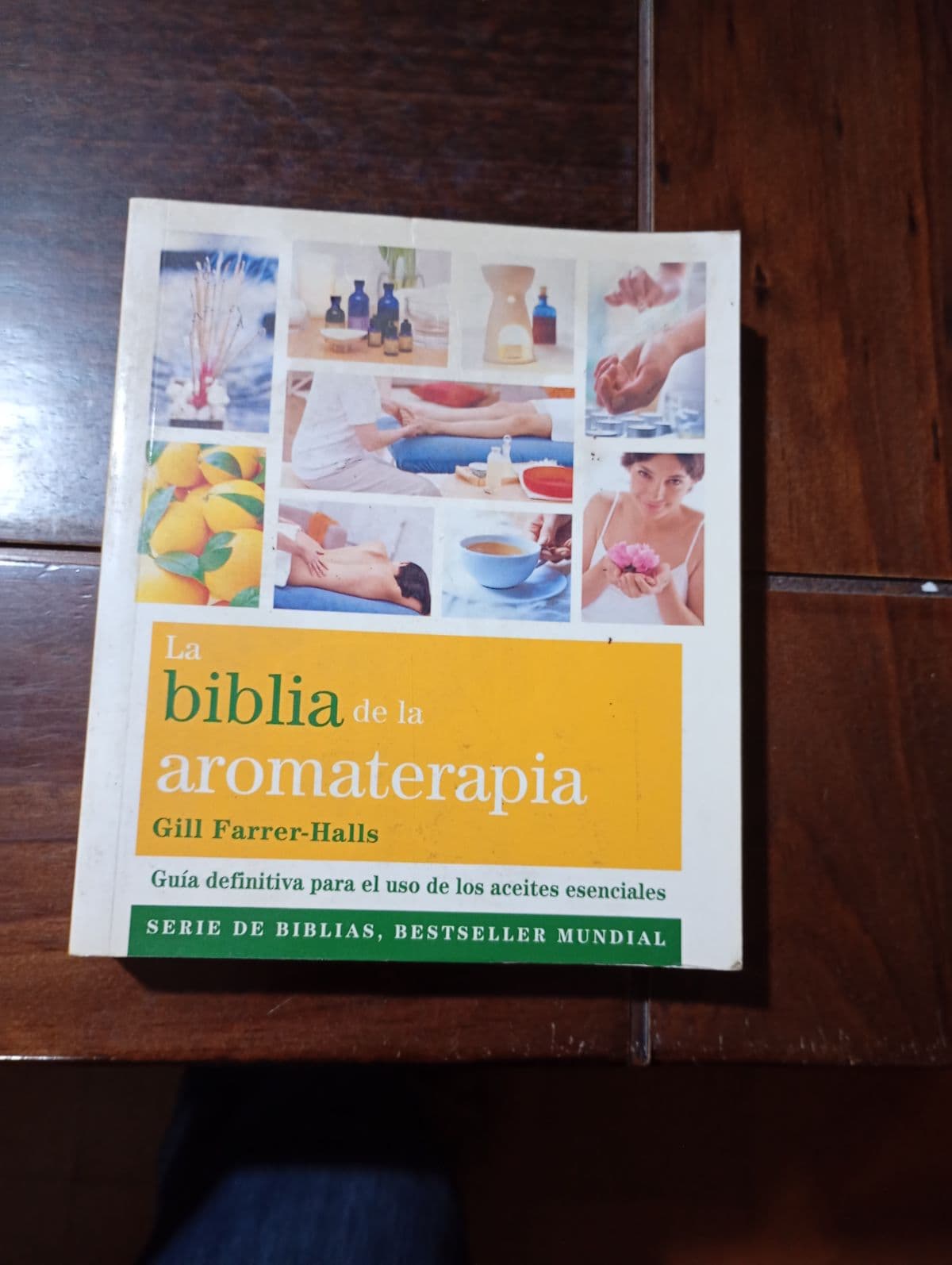 La biblia de la aromaterapia — Gill Farrer-Halls, libro usado (foto 1 de 4)