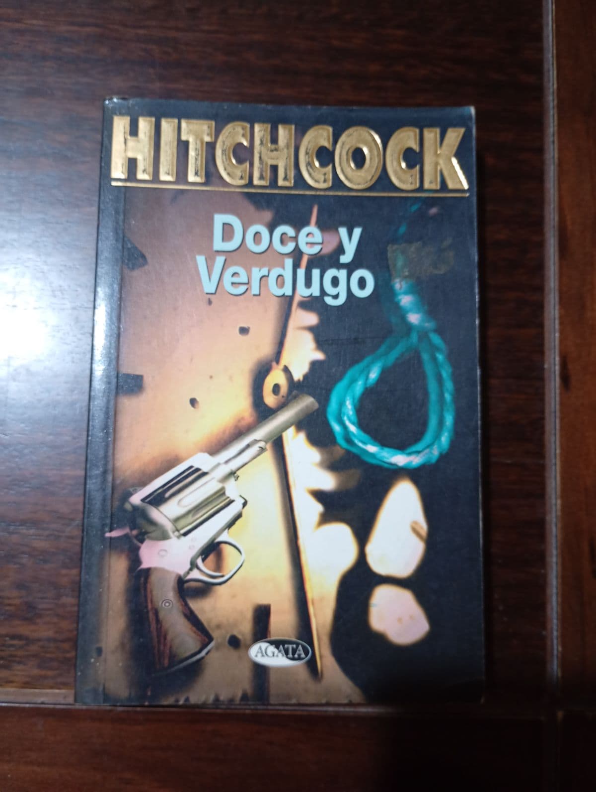 Doce y Verdugo — Alfred Hitchcock (compilador), libro usado (foto 1 de 5)