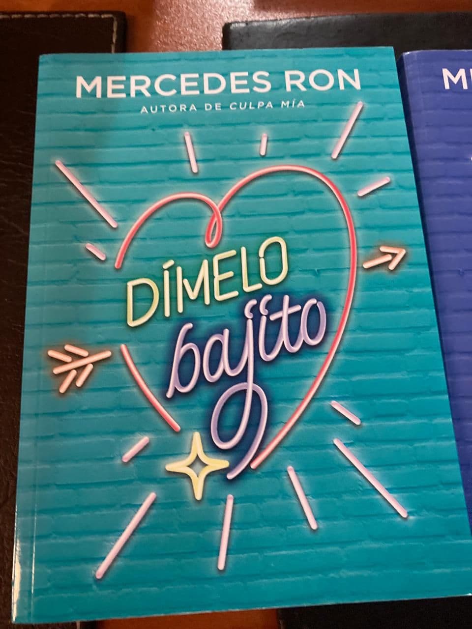 Dímelo Bajito — Mercedes Ron, libro usado