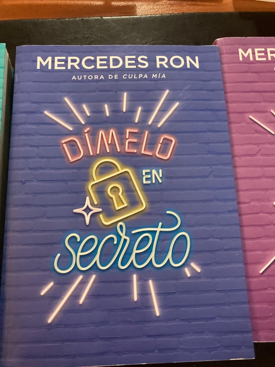 Dímelo en secreto — Mercedes Ron, libro usado