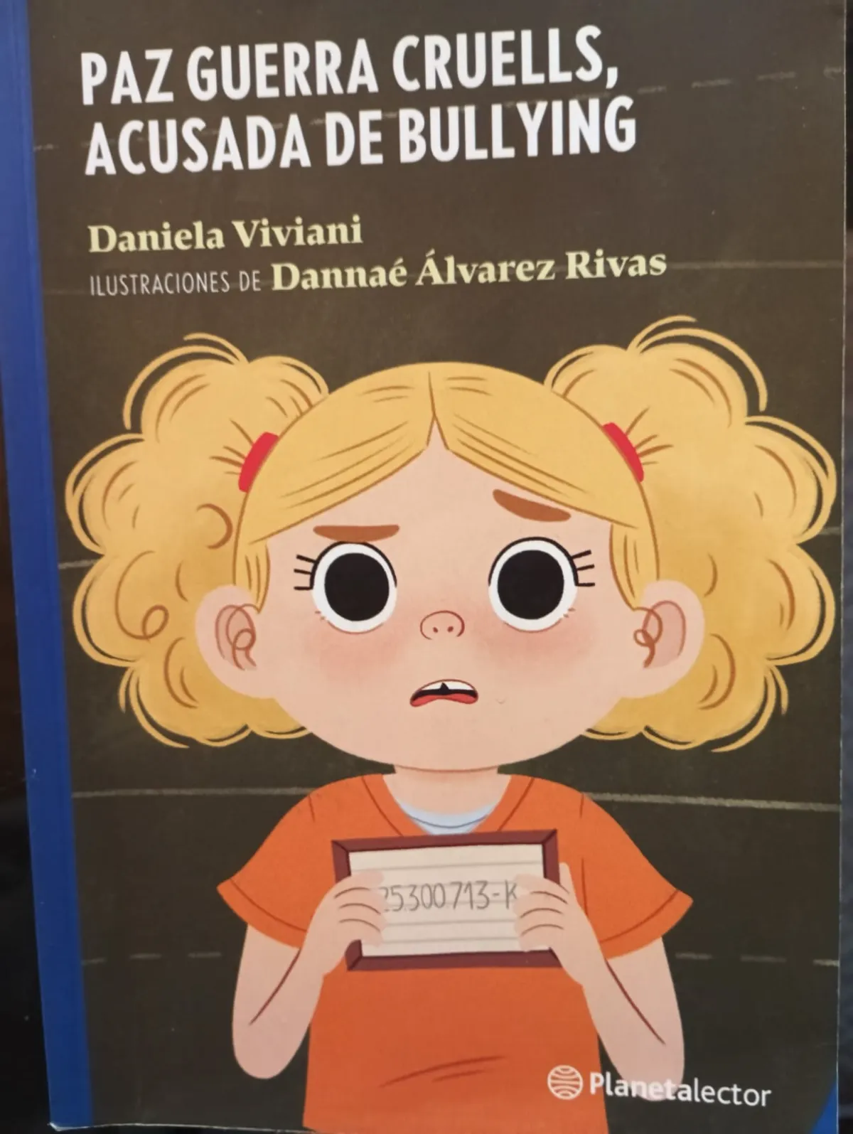 Paz Guerra Cruells, acusada de bullying — Daniela Viviani, libro usado