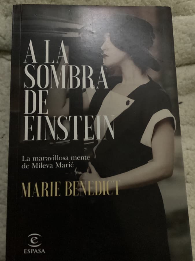 A la sombra de Einstein — Marie Benedict, libro usado