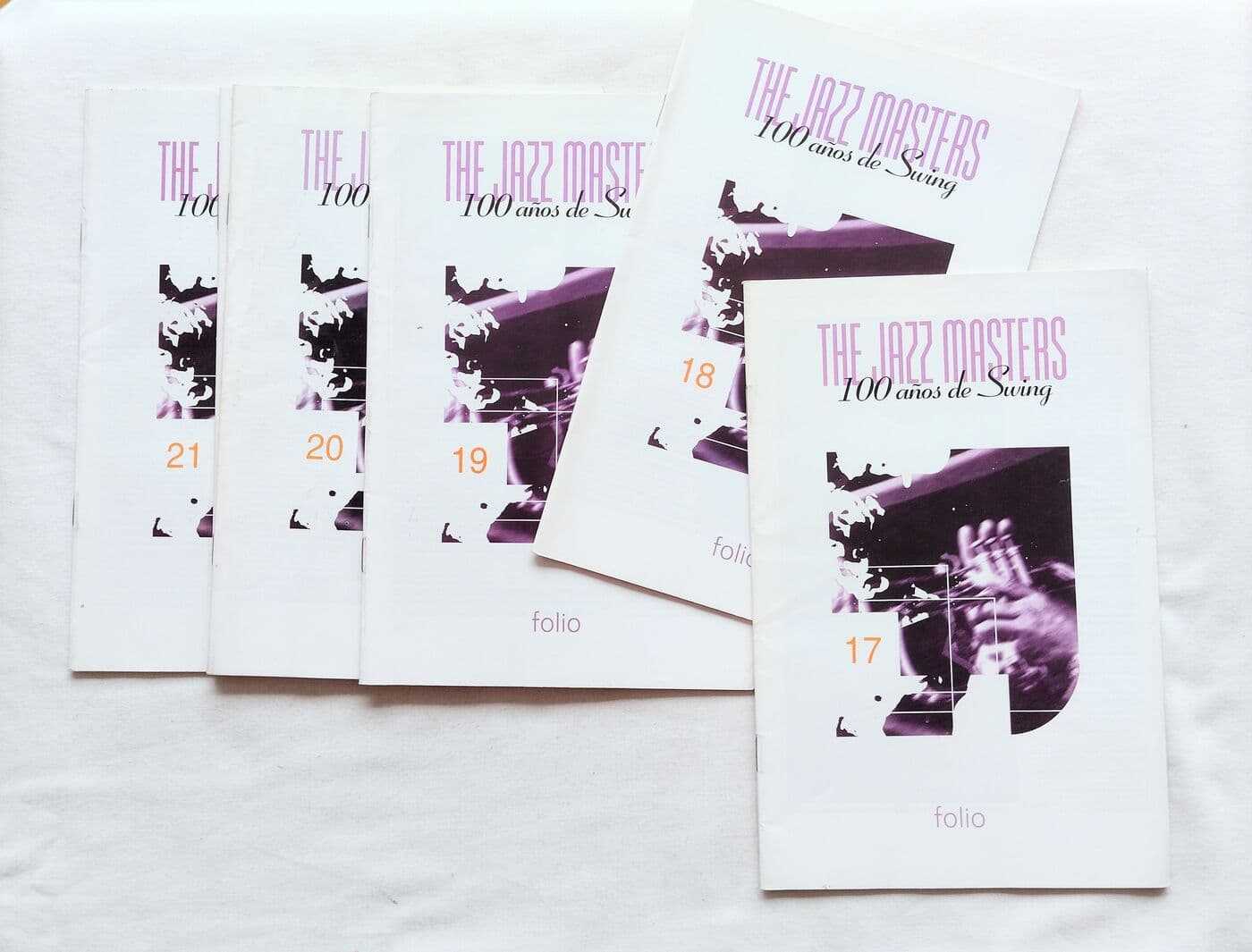 The jazz masters 100 años de swing (50 fascículos) — Julian Viñuales (ed.), libro usado (foto 2 de 2)