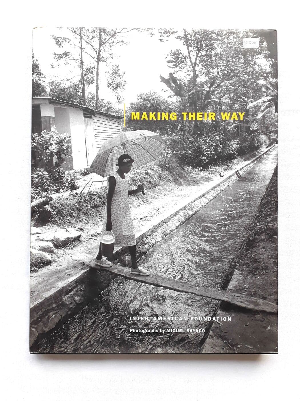 Making their way. Views of Grassroots development in Latin America and the Caribbean — Miguel Sayago, Patrick Breslin (fotografias). Paula Durbin (Texto), libro usado