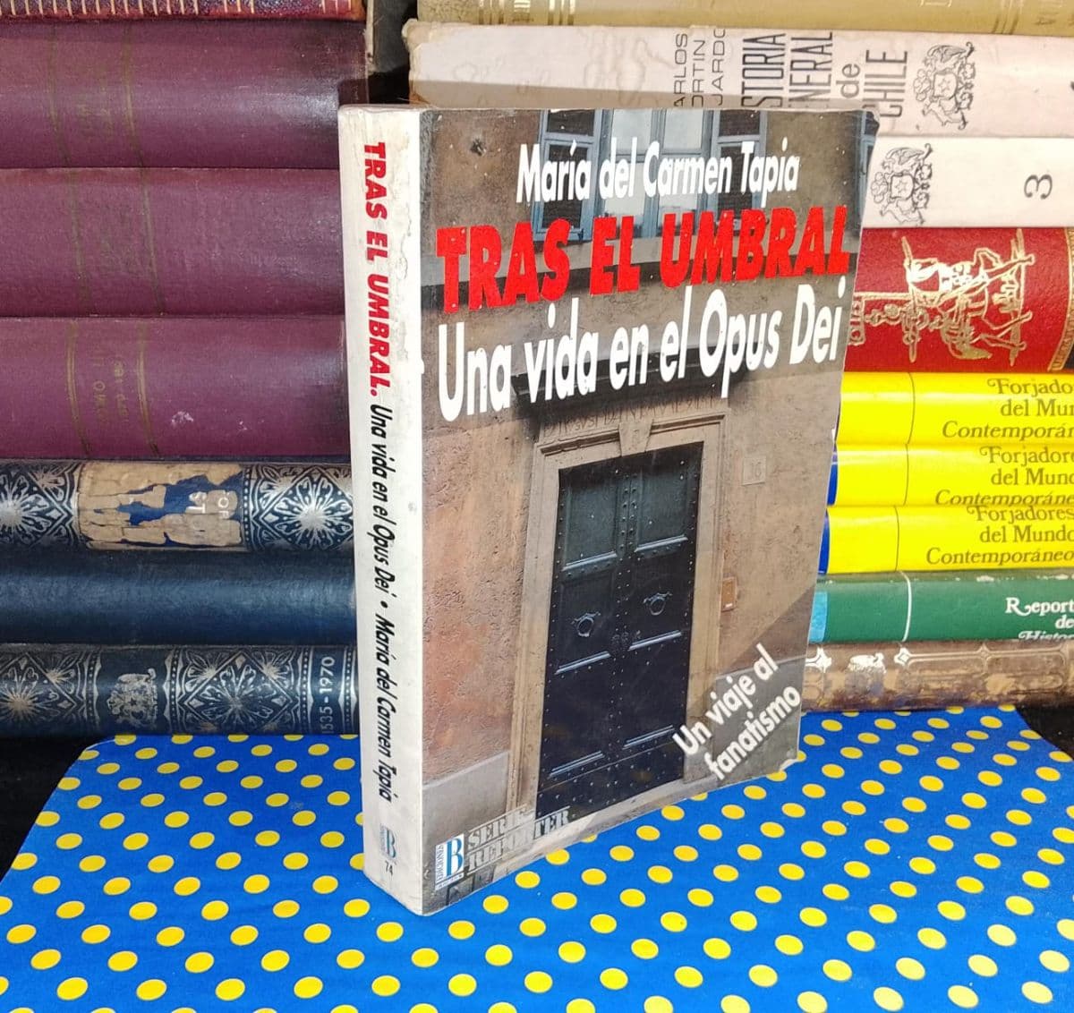 Tras El Umbral - Una vida en el Opus Dei — María del Carmen Tapia, libro usado (foto 1 de 3)