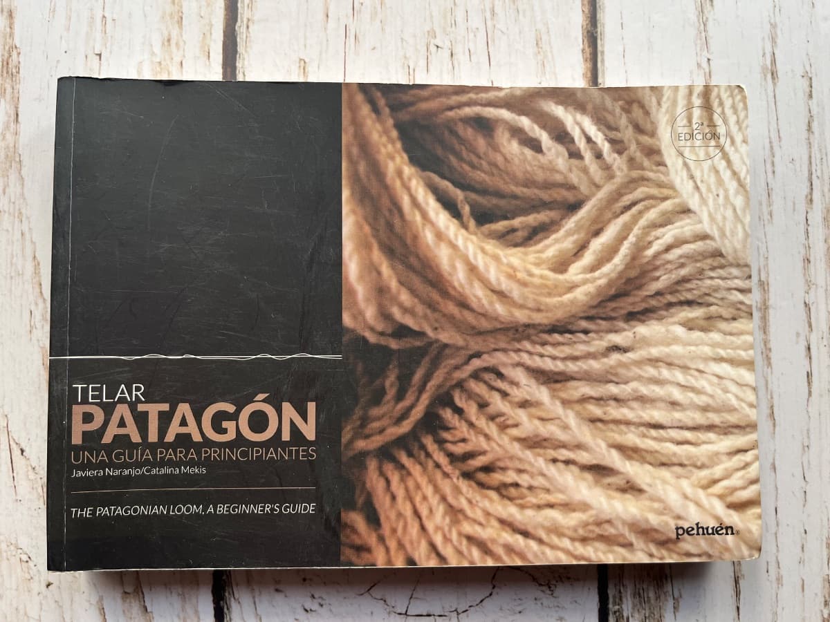 📚 TELAR PATAGÓN. UNA GUÍA PARA PRINCIPIANTES 🧶 The Patagonian Loom. A Guide for Beginners — Javiera Naranjo - Catalina Mekis, libro usado (foto 1 de 6)